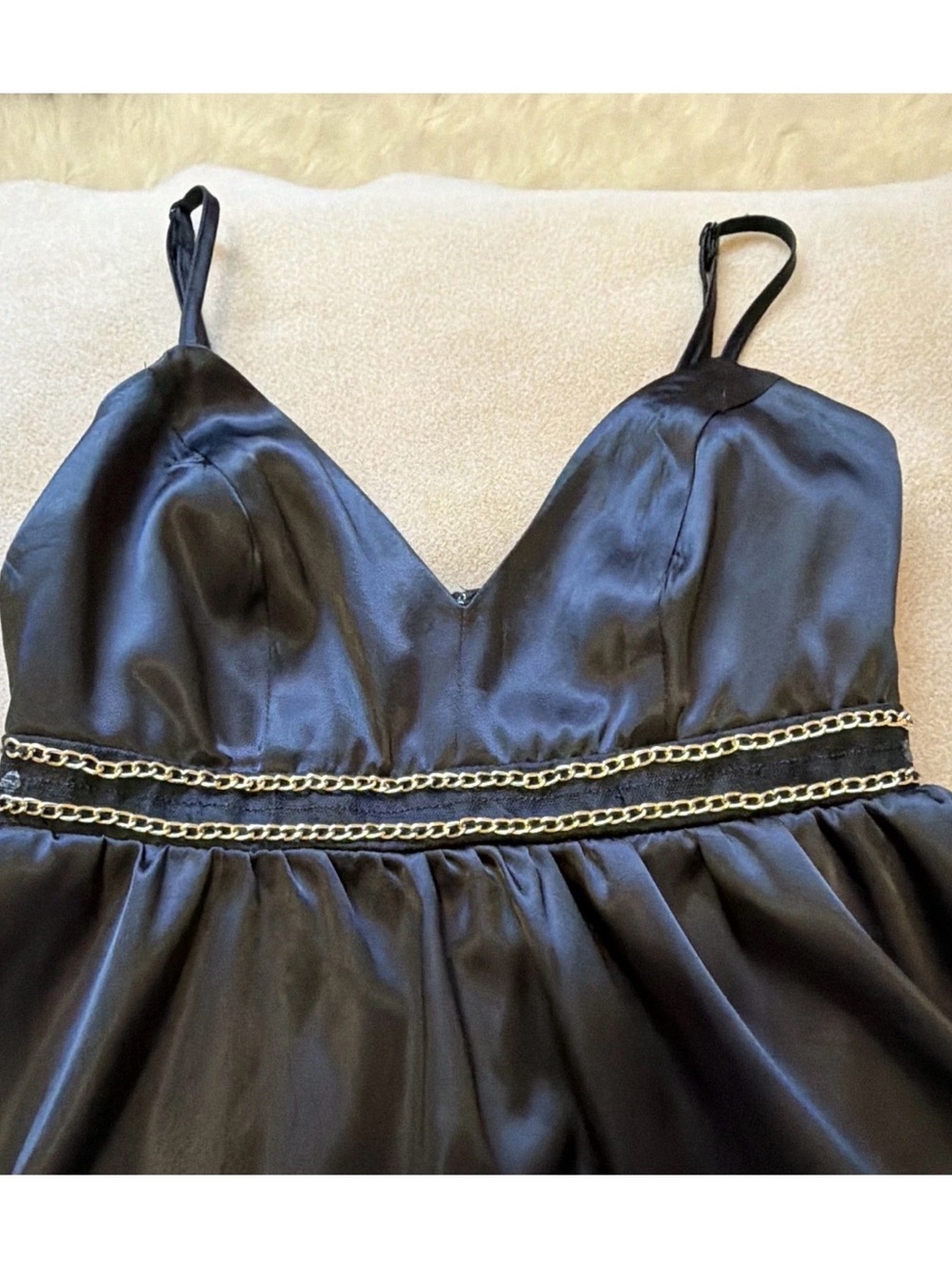 mi ami Women’s Black Solid Satin Slip Dress S   V-Neck Chain Short Black/Gold